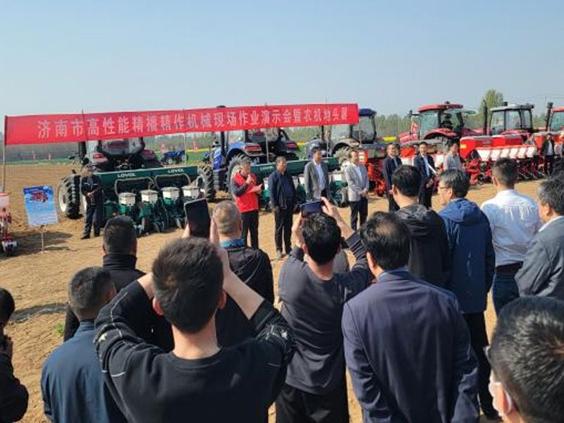 我廠高性能玉米播種機(jī)在濟(jì)南作業(yè)演示現(xiàn)場獲一致好評(píng)