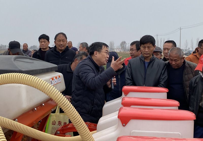 山東奧龍參加陽谷縣高性能播種機演示現場會