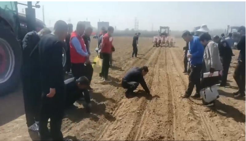 我廠高性能玉米播種機(jī)在濟(jì)南作業(yè)演示現(xiàn)場獲一致好評(píng)